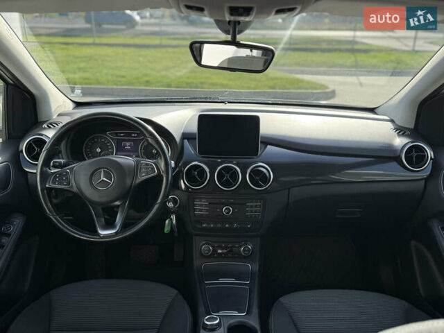 Белый Мерседес Б-класс, объемом двигателя 0 л и пробегом 87 тыс. км за 9000 $, фото 7 на Automoto.ua