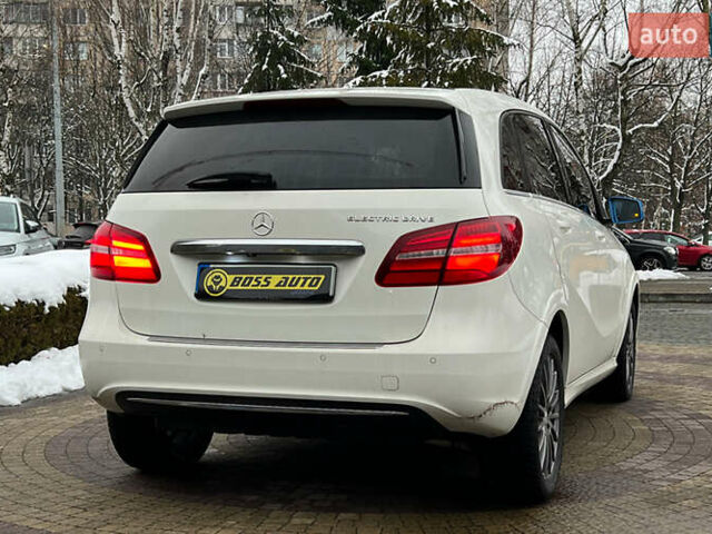 Белый Мерседес Б-класс, объемом двигателя 0 л и пробегом 146 тыс. км за 11700 $, фото 6 на Automoto.ua