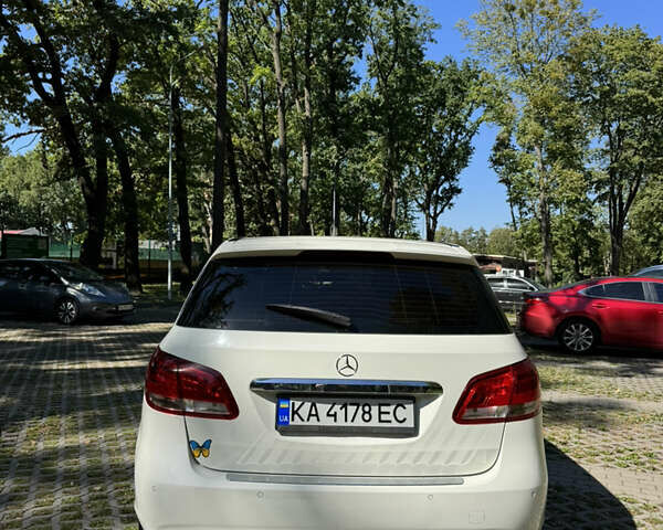 Белый Мерседес Б-класс, объемом двигателя 2.14 л и пробегом 238 тыс. км за 12000 $, фото 7 на Automoto.ua