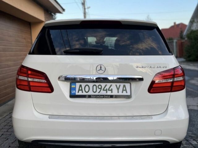 Белый Мерседес Б-класс, объемом двигателя 0 л и пробегом 170 тыс. км за 10500 $, фото 3 на Automoto.ua