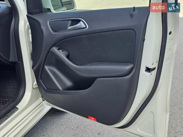 Белый Мерседес Б-класс, объемом двигателя 0 л и пробегом 175 тыс. км за 12500 $, фото 17 на Automoto.ua