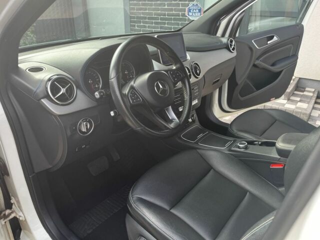 Белый Мерседес Б-класс, объемом двигателя 0 л и пробегом 132 тыс. км за 10500 $, фото 5 на Automoto.ua