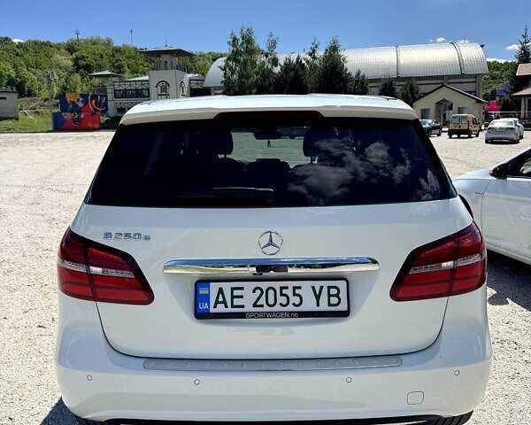 Белый Мерседес Б-класс, объемом двигателя 0 л и пробегом 105 тыс. км за 10900 $, фото 2 на Automoto.ua