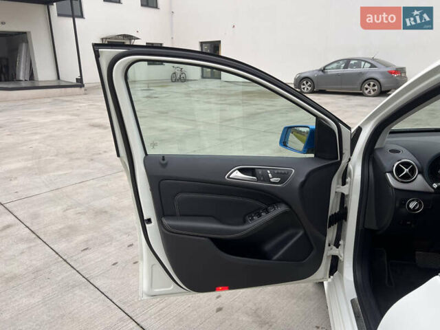 Білий Мерседес Б-клас, об'ємом двигуна 0 л та пробігом 54 тис. км за 11800 $, фото 13 на Automoto.ua