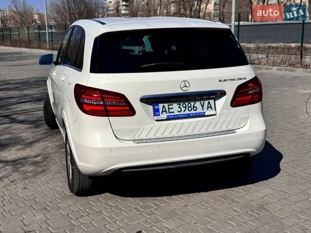 Белый Мерседес Б-класс, объемом двигателя 0 л и пробегом 137 тыс. км за 12500 $, фото 2 на Automoto.ua