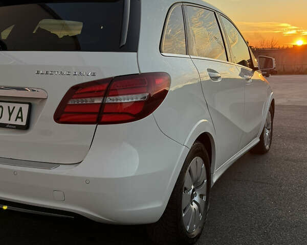 Белый Мерседес Б-класс, объемом двигателя 0 л и пробегом 81 тыс. км за 10950 $, фото 2 на Automoto.ua