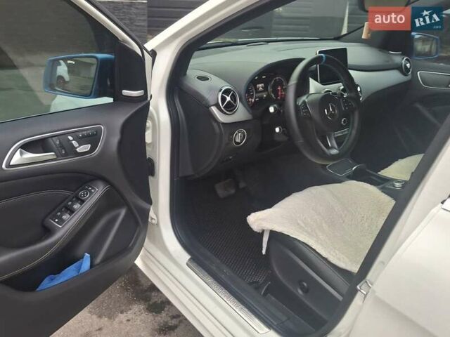 Белый Мерседес Б-класс, объемом двигателя 0 л и пробегом 87 тыс. км за 11500 $, фото 9 на Automoto.ua