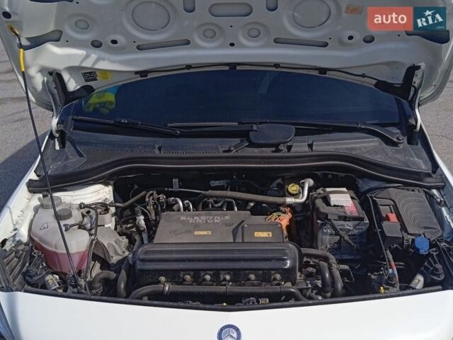 Білий Мерседес Б-клас, об'ємом двигуна 0 л та пробігом 37 тис. км за 12000 $, фото 13 на Automoto.ua