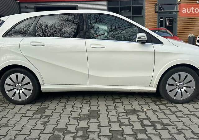 Белый Мерседес Б-класс, объемом двигателя 0 л и пробегом 72 тыс. км за 9400 $, фото 3 на Automoto.ua