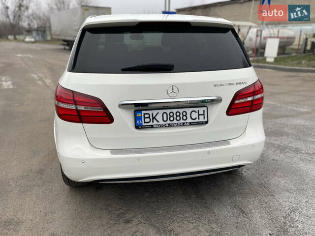 Мерседес Б-класс 2015 в Ровно на Automoto.ua Белый Мерседес Б-класс, объемом двигателя 0 л и пробегом 121 тыс. км за 13000 $, фото 23 на Automoto.ua