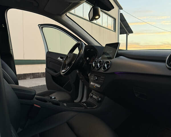 Белый Мерседес Б-класс, объемом двигателя 0 л и пробегом 81 тыс. км за 10950 $, фото 53 на Automoto.ua