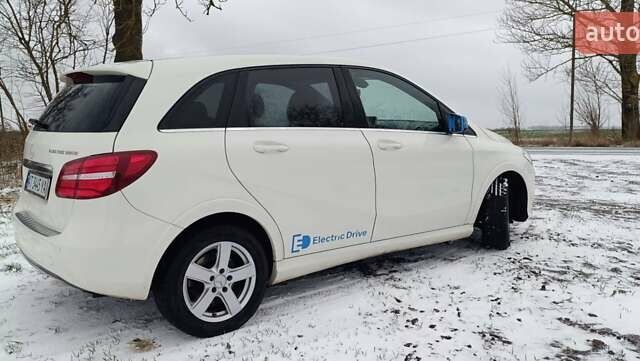 Білий Мерседес Б-клас, об'ємом двигуна 0 л та пробігом 120 тис. км за 10000 $, фото 6 на Automoto.ua