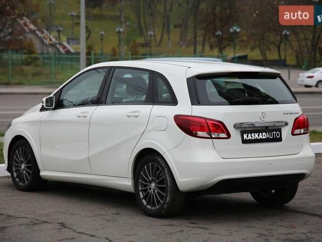 Белый Мерседес Б-класс, объемом двигателя 0 л и пробегом 158 тыс. км за 9500 $, фото 3 на Automoto.ua