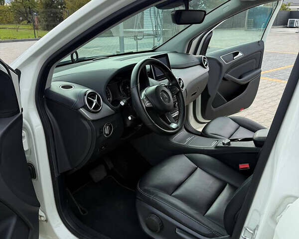 Білий Мерседес Б-клас, об'ємом двигуна 0 л та пробігом 193 тис. км за 13500 $, фото 7 на Automoto.ua