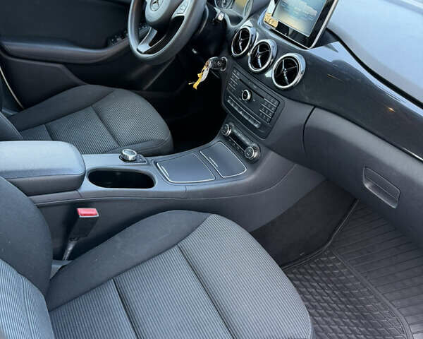 Белый Мерседес Б-класс, объемом двигателя 0 л и пробегом 134 тыс. км за 8700 $, фото 13 на Automoto.ua