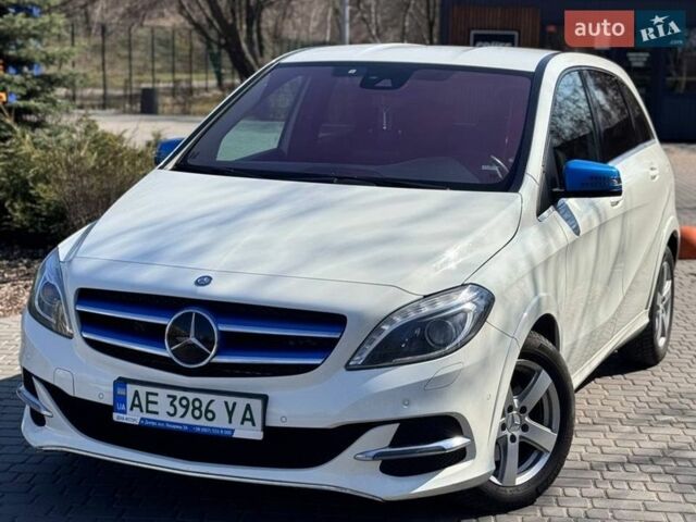 Белый Мерседес Б-класс, объемом двигателя 0 л и пробегом 137 тыс. км за 12500 $, фото 1 на Automoto.ua