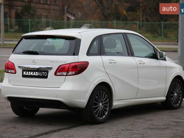 Белый Мерседес Б-класс, объемом двигателя 0 л и пробегом 158 тыс. км за 9500 $, фото 5 на Automoto.ua