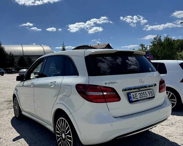 Белый Мерседес Б-класс, объемом двигателя 0 л и пробегом 105 тыс. км за 10900 $, фото 6 на Automoto.ua