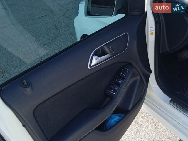 Білий Мерседес Б-клас, об'ємом двигуна 0 л та пробігом 37 тис. км за 12000 $, фото 25 на Automoto.ua