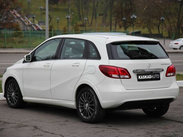 Белый Мерседес Б-класс, объемом двигателя 0 л и пробегом 158 тыс. км за 9500 $, фото 3 на Automoto.ua