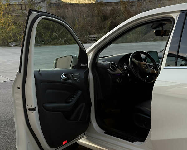 Белый Мерседес Б-класс, объемом двигателя 0 л и пробегом 81 тыс. км за 10950 $, фото 40 на Automoto.ua