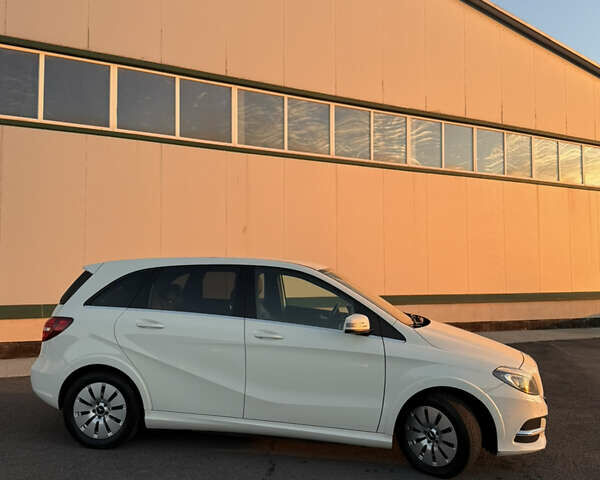 Белый Мерседес Б-класс, объемом двигателя 0 л и пробегом 81 тыс. км за 10950 $, фото 71 на Automoto.ua