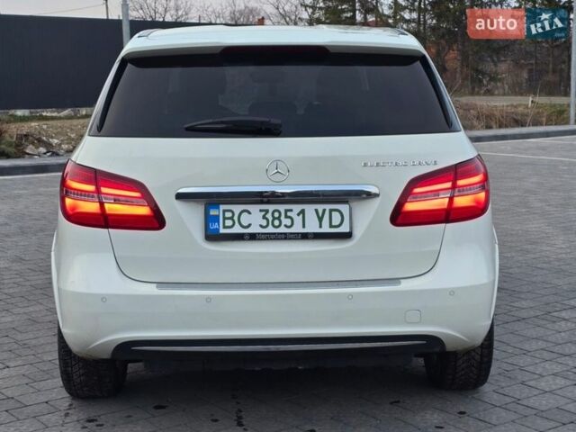 Білий Мерседес Б-клас, об'ємом двигуна 0 л та пробігом 115 тис. км за 9899 $, фото 3 на Automoto.ua