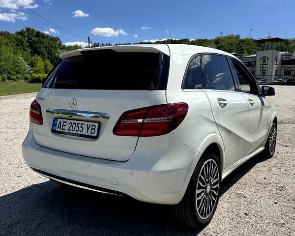 Белый Мерседес Б-класс, объемом двигателя 0 л и пробегом 105 тыс. км за 10900 $, фото 5 на Automoto.ua