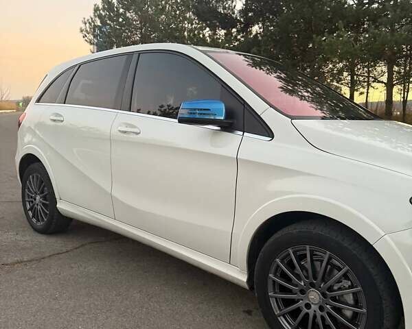 Белый Мерседес Б-класс, объемом двигателя 0 л и пробегом 146 тыс. км за 10700 $, фото 3 на Automoto.ua