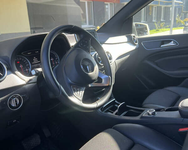 Белый Мерседес Б-класс, объемом двигателя 0 л и пробегом 70 тыс. км за 11500 $, фото 6 на Automoto.ua