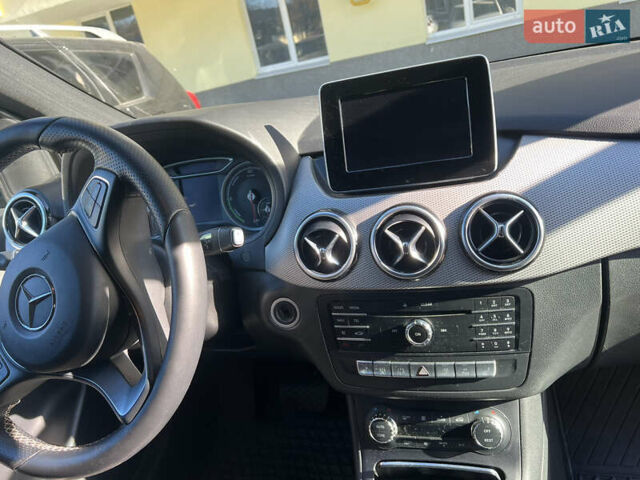 Белый Мерседес Б-класс, объемом двигателя 0 л и пробегом 70 тыс. км за 11500 $, фото 5 на Automoto.ua