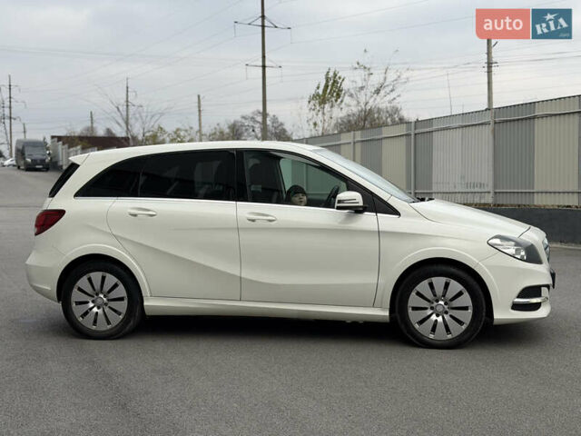 Белый Мерседес Б-класс, объемом двигателя 0 л и пробегом 115 тыс. км за 9000 $, фото 4 на Automoto.ua