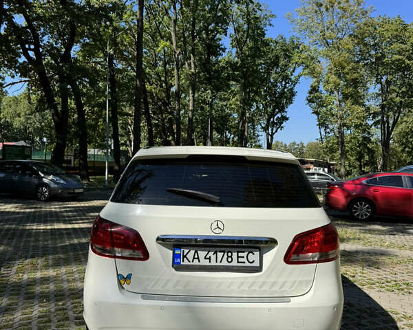 Белый Мерседес Б-класс, объемом двигателя 2.14 л и пробегом 238 тыс. км за 12000 $, фото 6 на Automoto.ua