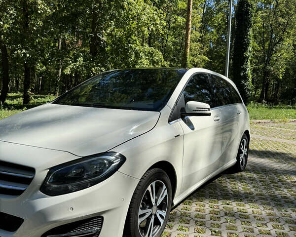 Белый Мерседес Б-класс, объемом двигателя 2.14 л и пробегом 238 тыс. км за 12000 $, фото 2 на Automoto.ua