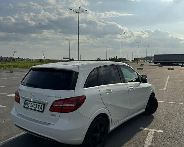 Білий Мерседес Б-клас, об'ємом двигуна 0 л та пробігом 156 тис. км за 9400 $, фото 4 на Automoto.ua