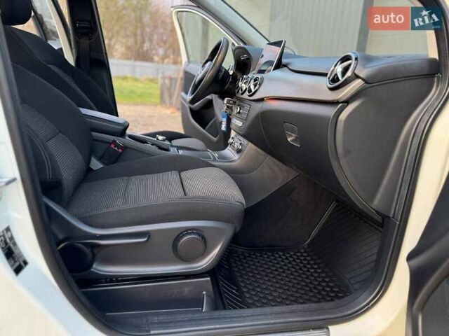 Белый Мерседес Б-класс, объемом двигателя 0 л и пробегом 82 тыс. км за 9800 $, фото 51 на Automoto.ua