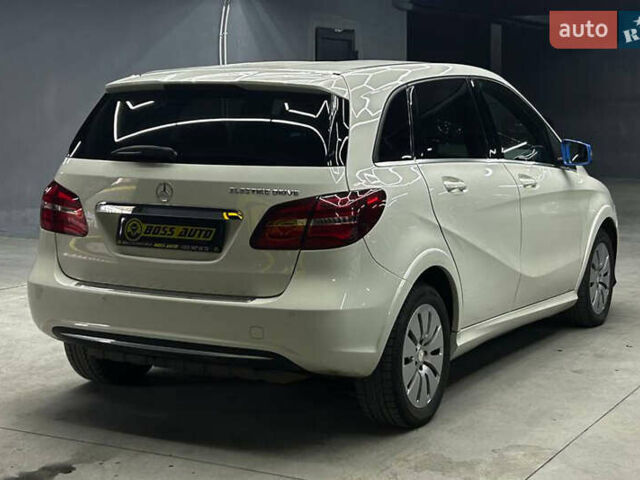 Белый Мерседес Б-класс, объемом двигателя 0 л и пробегом 132 тыс. км за 12200 $, фото 5 на Automoto.ua