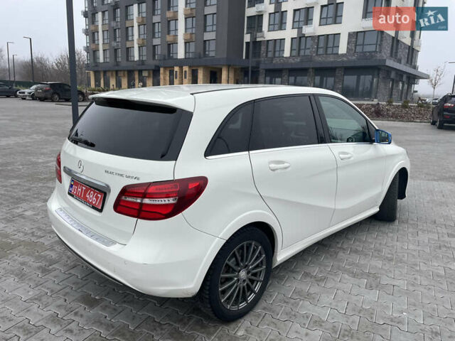 Белый Мерседес Б-класс, объемом двигателя 0 л и пробегом 103 тыс. км за 9500 $, фото 3 на Automoto.ua