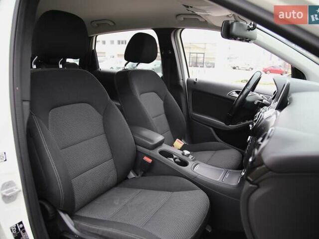 Белый Мерседес Б-класс, объемом двигателя 0 л и пробегом 158 тыс. км за 9500 $, фото 9 на Automoto.ua