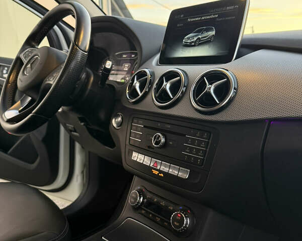 Белый Мерседес Б-класс, объемом двигателя 0 л и пробегом 81 тыс. км за 10950 $, фото 57 на Automoto.ua