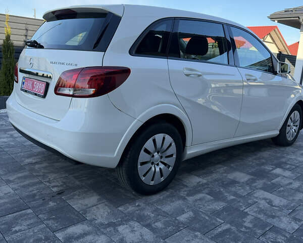 Белый Мерседес Б-класс, объемом двигателя 0 л и пробегом 134 тыс. км за 8700 $, фото 7 на Automoto.ua