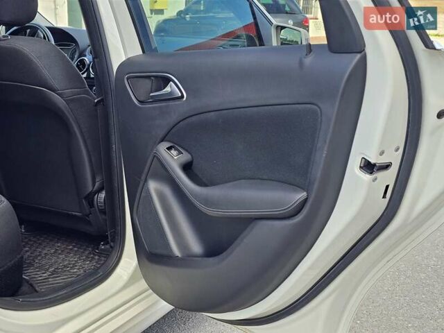 Білий Мерседес Б-клас, об'ємом двигуна 0 л та пробігом 175 тис. км за 12500 $, фото 19 на Automoto.ua