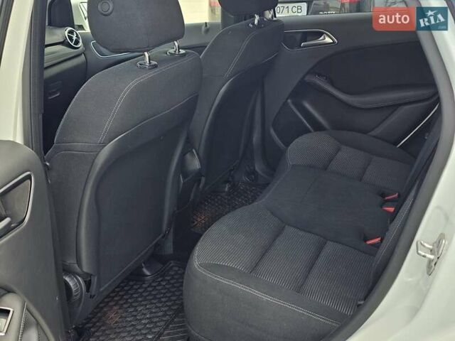 Білий Мерседес Б-клас, об'ємом двигуна 0 л та пробігом 175 тис. км за 12500 $, фото 14 на Automoto.ua