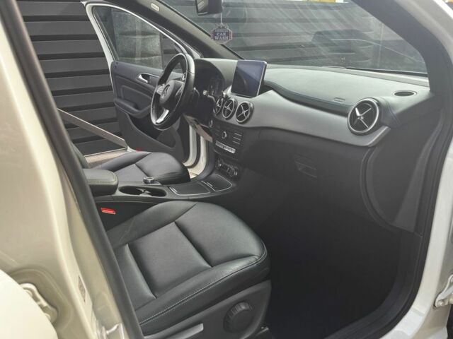 Белый Мерседес Б-класс, объемом двигателя 0 л и пробегом 132 тыс. км за 10500 $, фото 3 на Automoto.ua