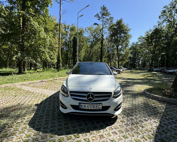 Белый Мерседес Б-класс, объемом двигателя 2.14 л и пробегом 238 тыс. км за 12000 $, фото 1 на Automoto.ua