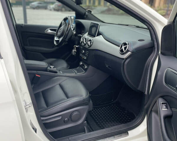 Белый Мерседес Б-класс, объемом двигателя 0 л и пробегом 103 тыс. км за 9500 $, фото 28 на Automoto.ua