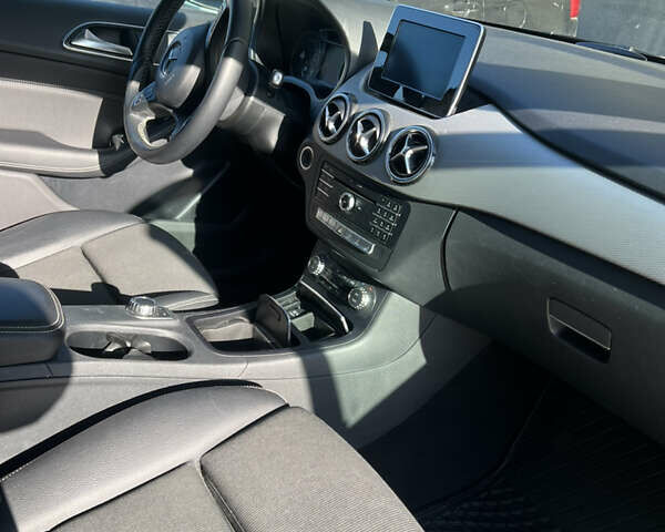 Белый Мерседес Б-класс, объемом двигателя 0 л и пробегом 70 тыс. км за 11500 $, фото 3 на Automoto.ua