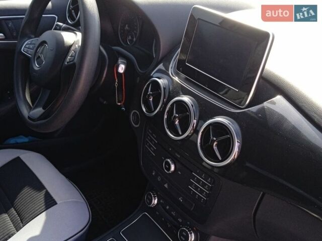 Білий Мерседес Б-клас, об'ємом двигуна 0 л та пробігом 37 тис. км за 12000 $, фото 7 на Automoto.ua