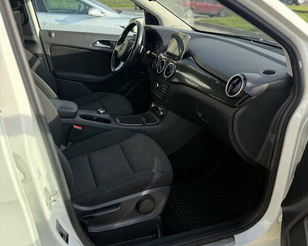 Белый Мерседес Б-класс, объемом двигателя 0 л и пробегом 87 тыс. км за 9000 $, фото 11 на Automoto.ua