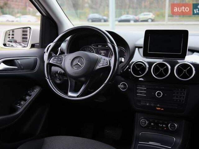 Белый Мерседес Б-класс, объемом двигателя 0 л и пробегом 158 тыс. км за 9500 $, фото 10 на Automoto.ua